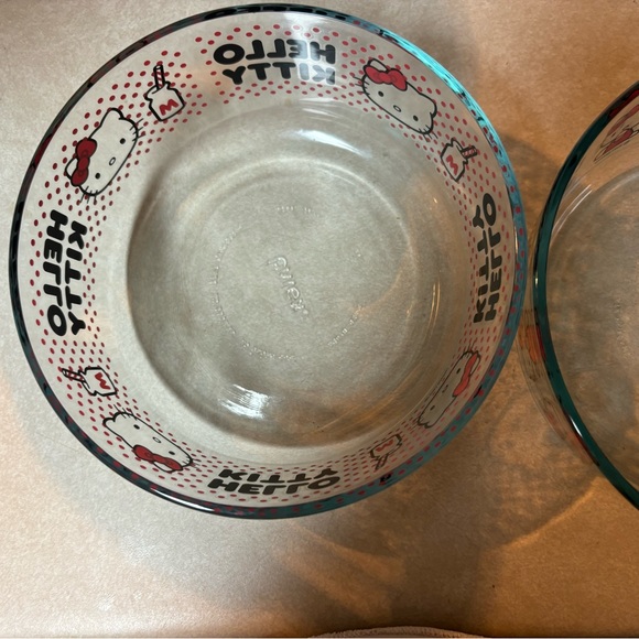 Hello Kitty Pyrex bowl for storage- perfect condition - Picture 9 of 13